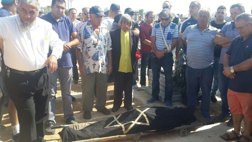 ההלוויה של בנצי בלומנפלד ז''ל. במרכז אוהד בית''ר ירושלים נומה (צילום: אריאל גולד, שבע)